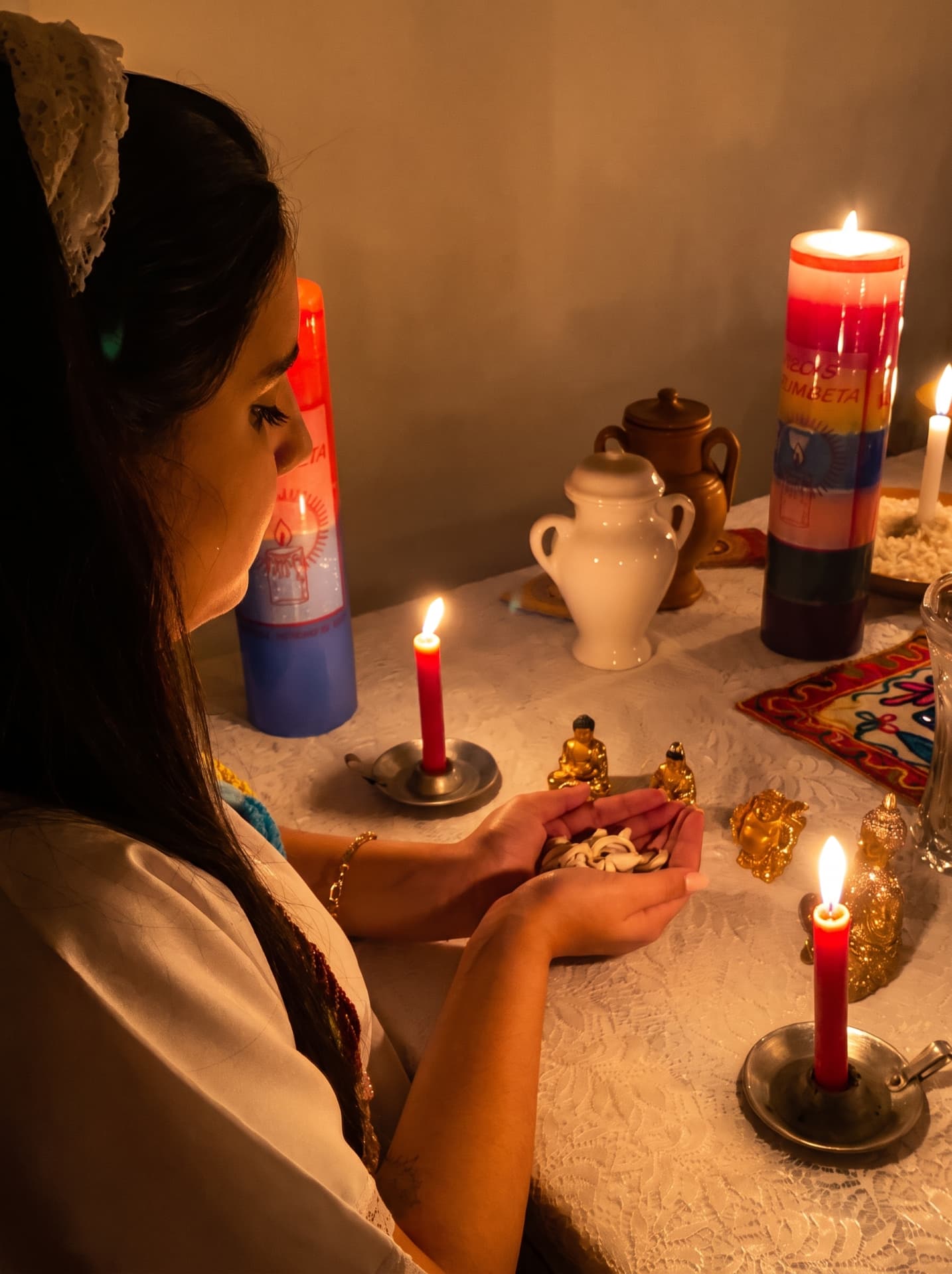 Registro real de um trabalho conduzido por Samira, com velas, oferendas e elementos do ritual